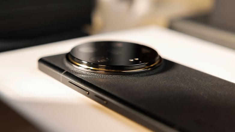 Le Xiaomi 14 Ultra vu de dos et posé à plat Le Xiaomi 14 Ultra vu de dos et posé à plat