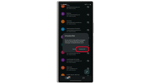 Uma tela de smartphone exibindo o Gmail com um aviso de cancelamento de inscrição para e-mails do LinkedIn.